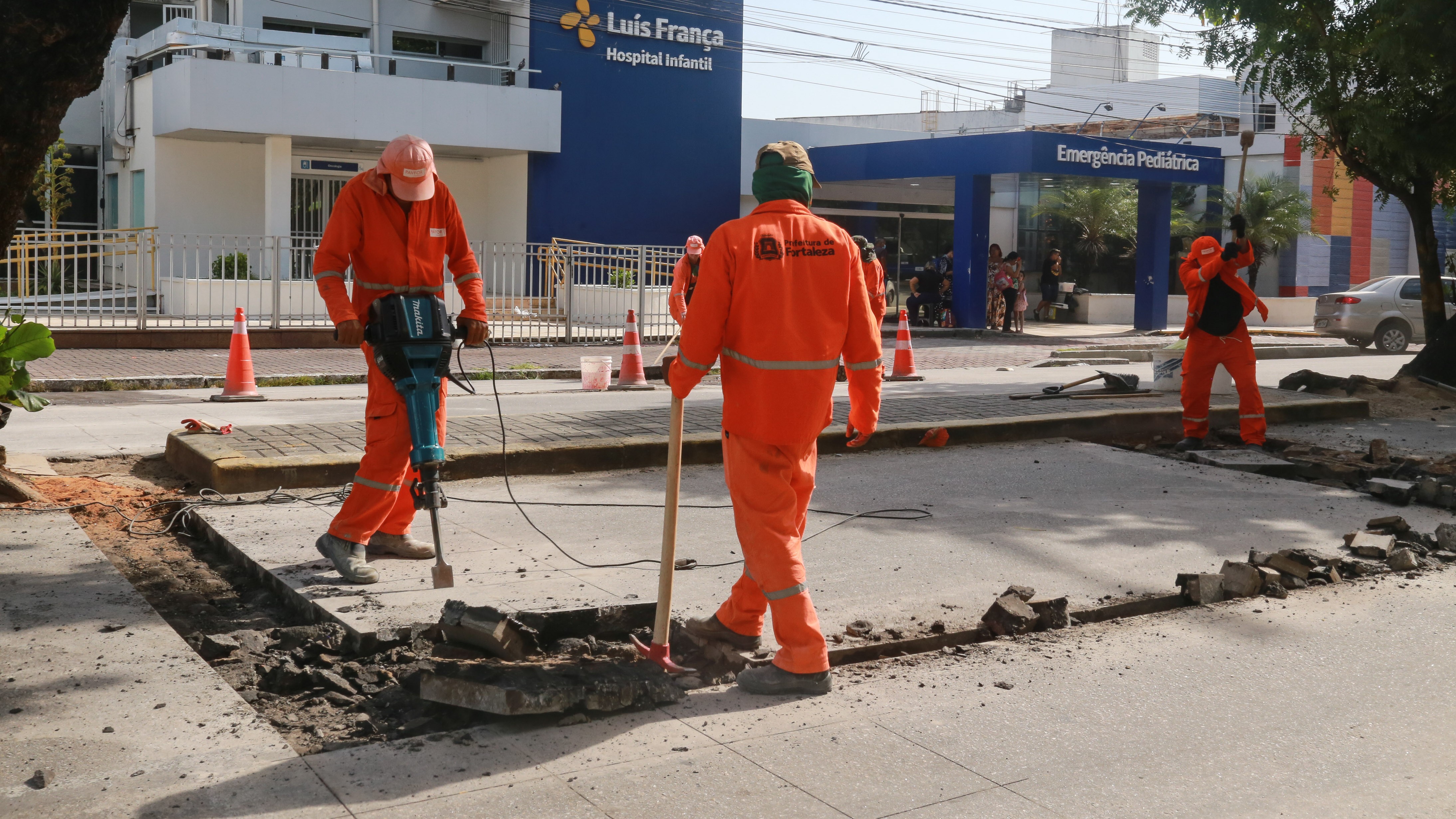 operários trabalhando na avenida heráclito